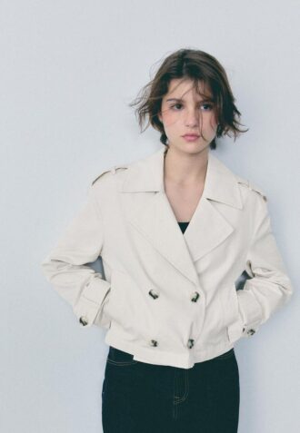 Kort dubbelknäppt trenchcoat Kort dubbelknäppt trenchcoat