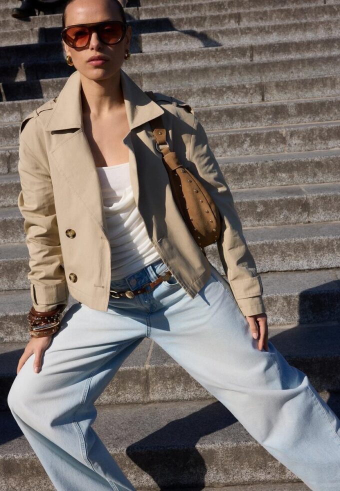Kort dubbelknäppt trenchcoat