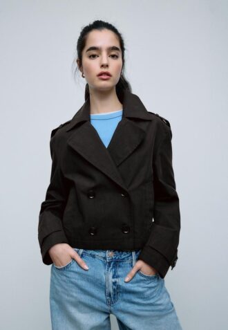 Kort dubbelknäppt trenchcoat Kort dubbelknäppt trenchcoat