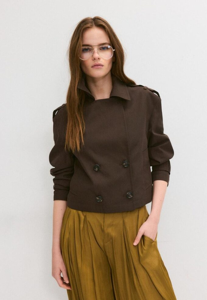 Kort dubbelknäppt trenchcoat Kort dubbelknäppt trenchcoat