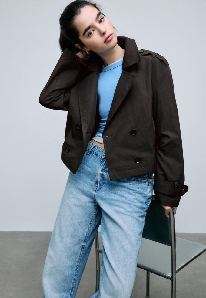 Kort dubbelknäppt trenchcoat Kort dubbelknäppt trenchcoat