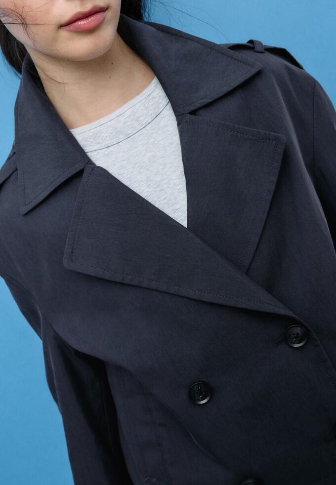 Kort dubbelknäppt trenchcoat