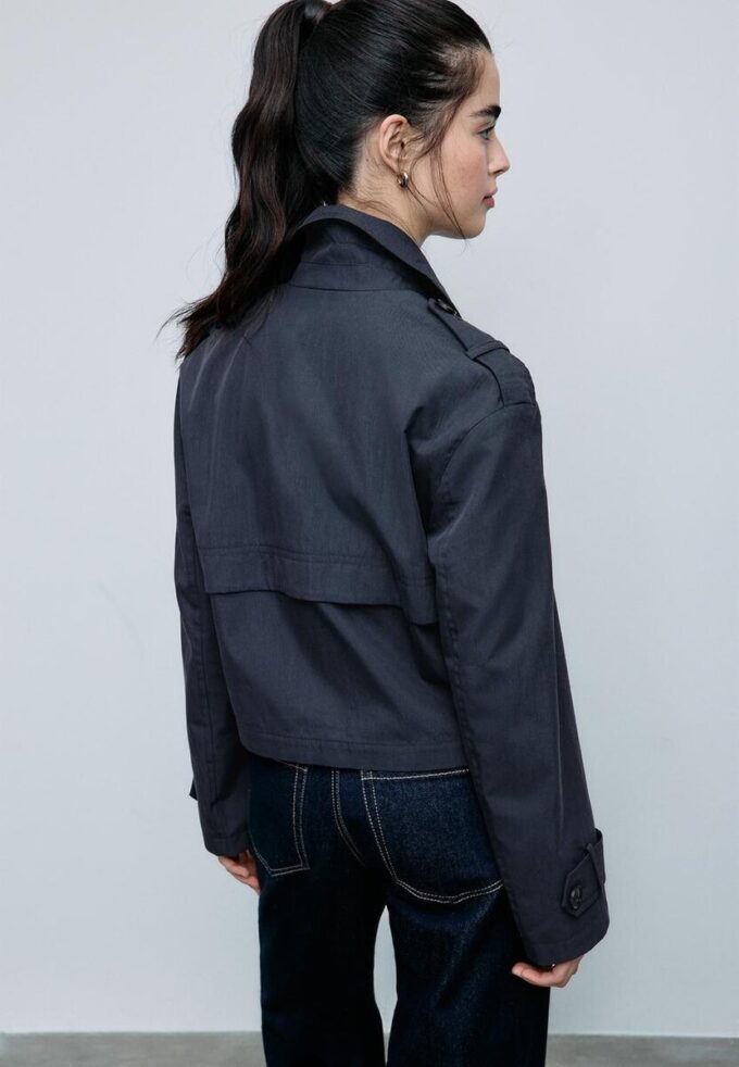 Kort dubbelknäppt trenchcoat