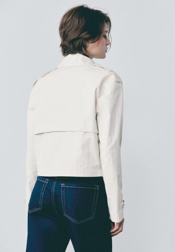 Kort dubbelknäppt trenchcoat