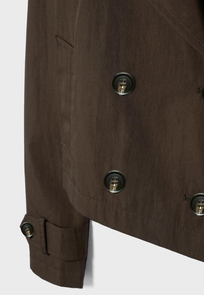 Kort dubbelknäppt trenchcoat Kort dubbelknäppt trenchcoat