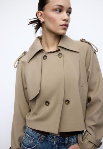 Kort, flödande trenchcoat