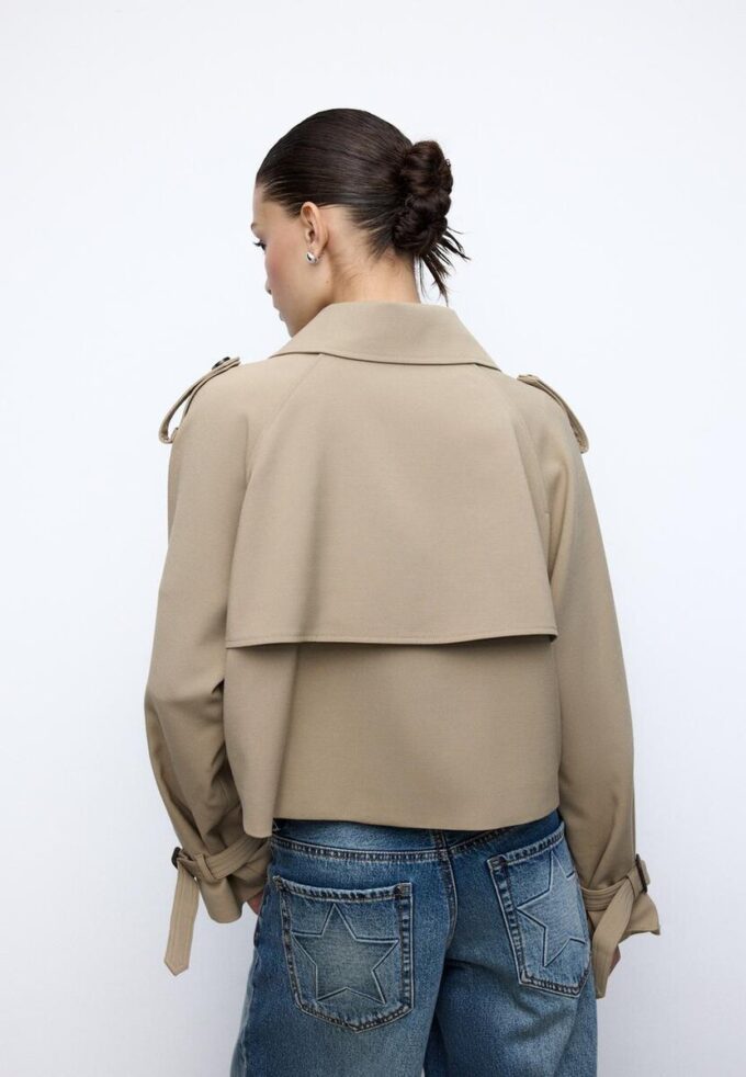 Kort, flödande trenchcoat Kort, flödande trenchcoat