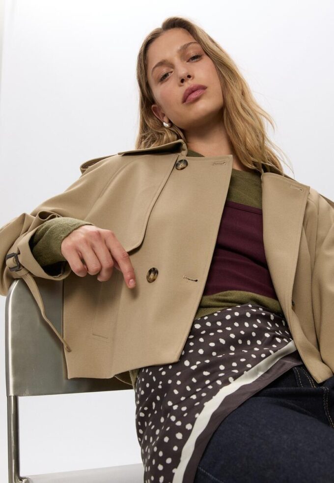 Kort, flödande trenchcoat Kort, flödande trenchcoat