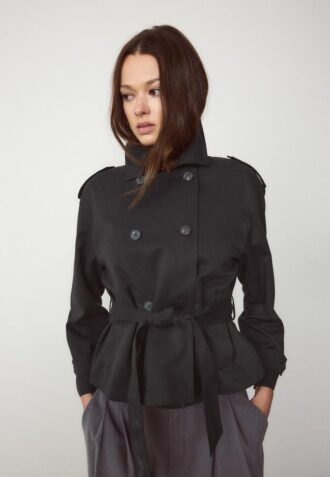 Kort, flödande trenchcoat med bälte