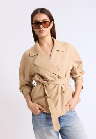 Kort, flödande trenchcoat med bälte