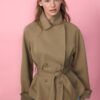 Kort, flödande trenchcoat med bälte