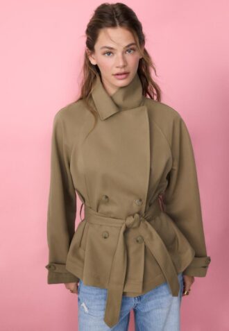 Kort, flödande trenchcoat med bälte