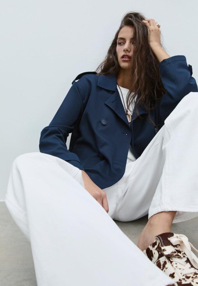 Kort, flödande trenchcoat med bälte Kort, flödande trenchcoat med bälte