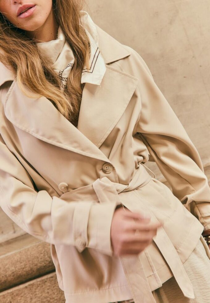 Kort, flödande trenchcoat med bälte