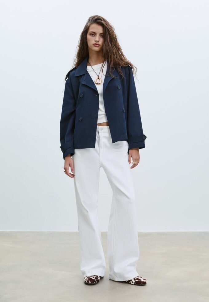 Kort, flödande trenchcoat med bälte Kort, flödande trenchcoat med bälte