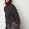 Kort, flödande trenchcoat med bälte Kort, flödande trenchcoat med bälte