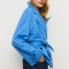 Kort, flödande trenchcoat med bälte