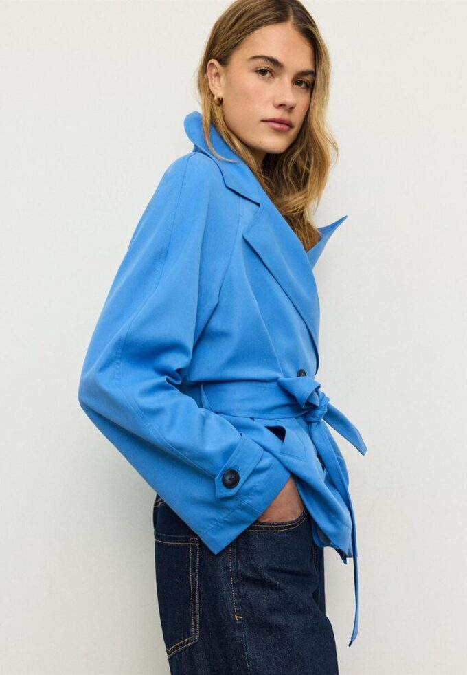 Kort, flödande trenchcoat med bälte