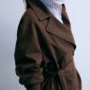 Kort, flödande trenchcoat med bälte