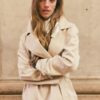 Kort, flödande trenchcoat med bälte