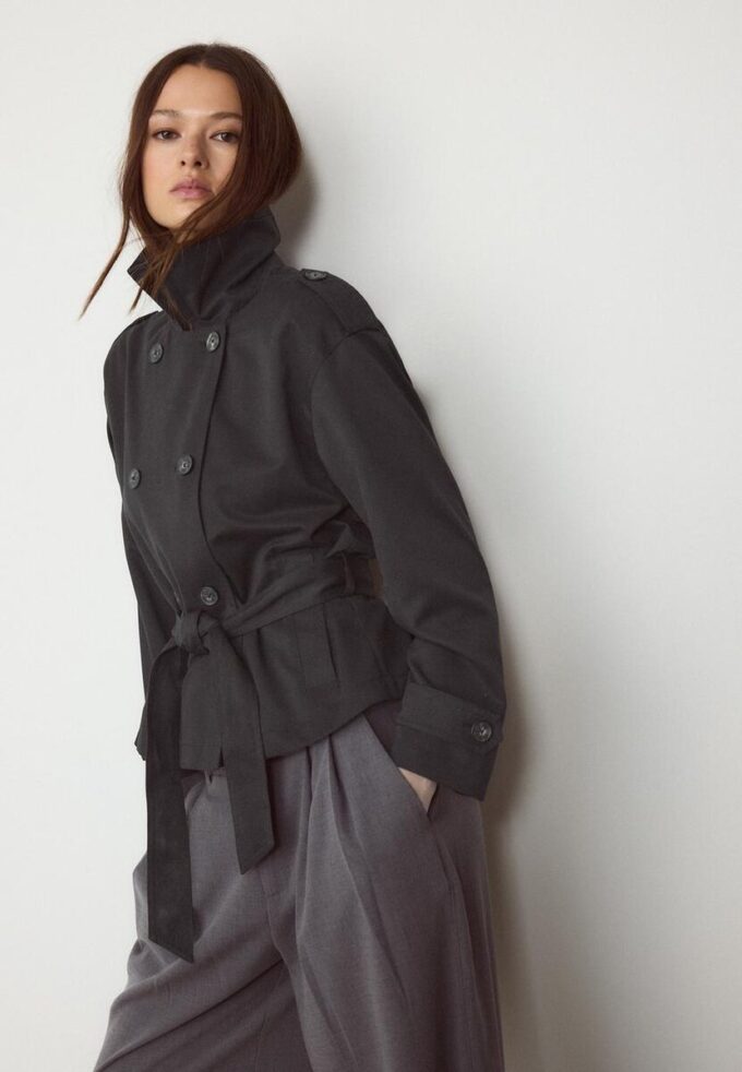 Kort, flödande trenchcoat med bälte Kort, flödande trenchcoat med bälte