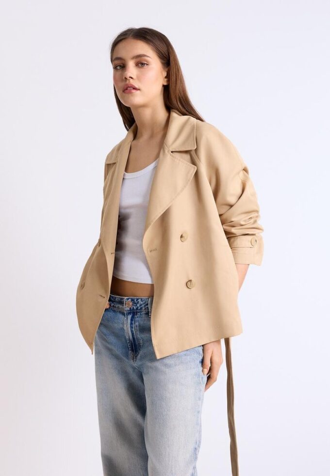 Kort, flödande trenchcoat med bälte