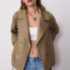Kort, flödande trenchcoat med bälte