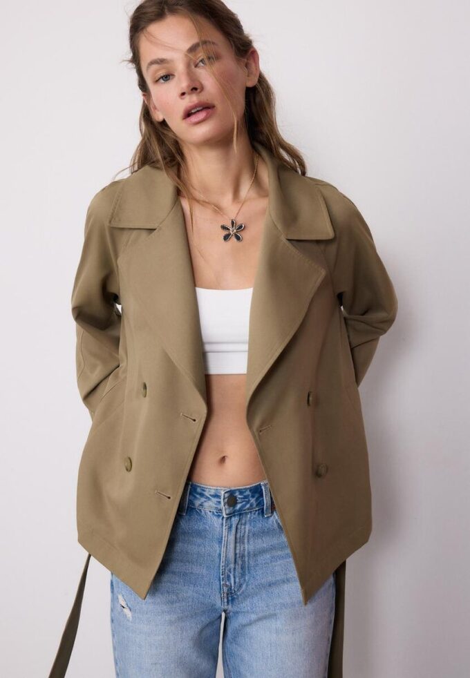 Kort, flödande trenchcoat med bälte