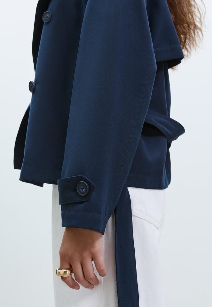 Kort, flödande trenchcoat med bälte Kort, flödande trenchcoat med bälte