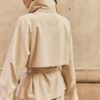 Kort, flödande trenchcoat med bälte