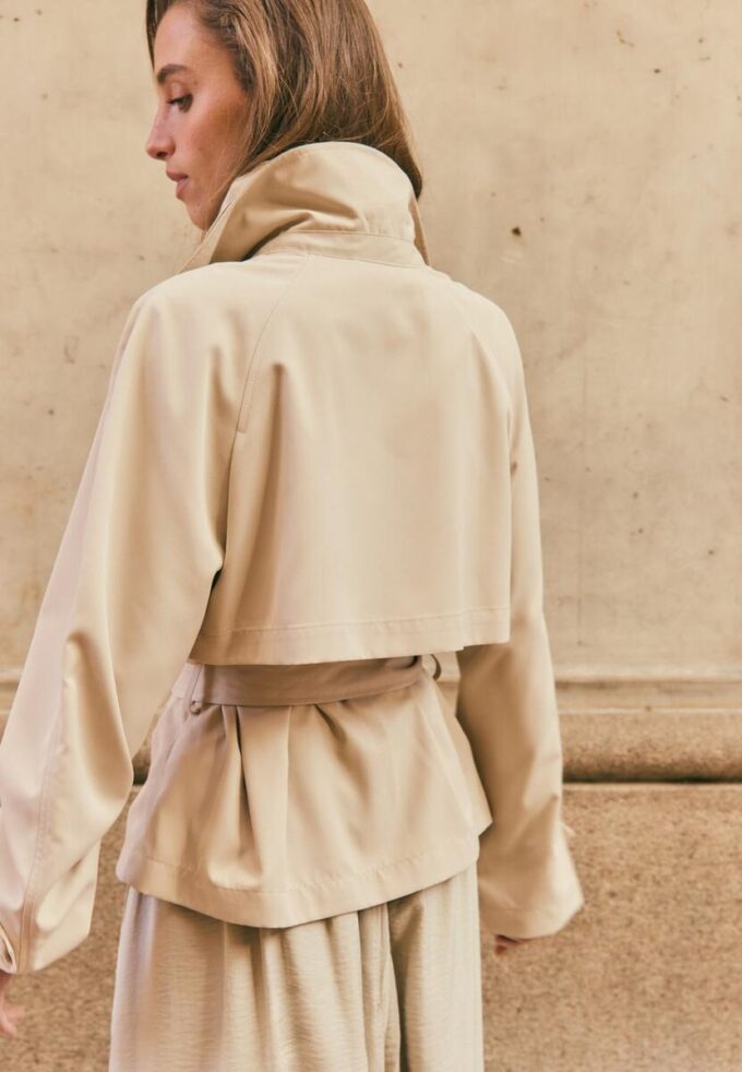 Kort, flödande trenchcoat med bälte