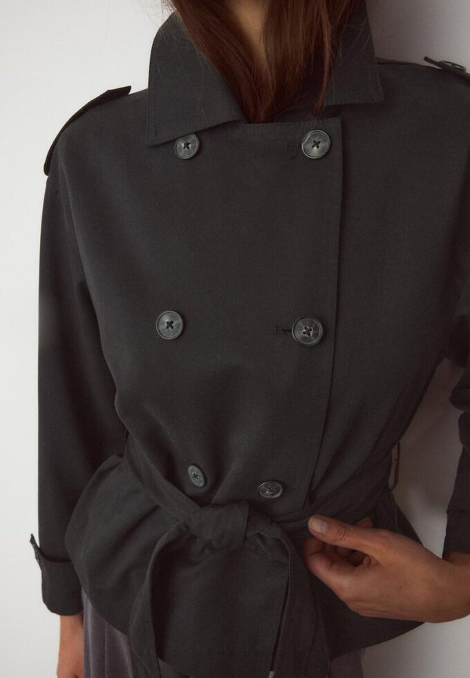 Kort, flödande trenchcoat med bälte Kort, flödande trenchcoat med bälte