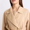 Kort, flödande trenchcoat med bälte