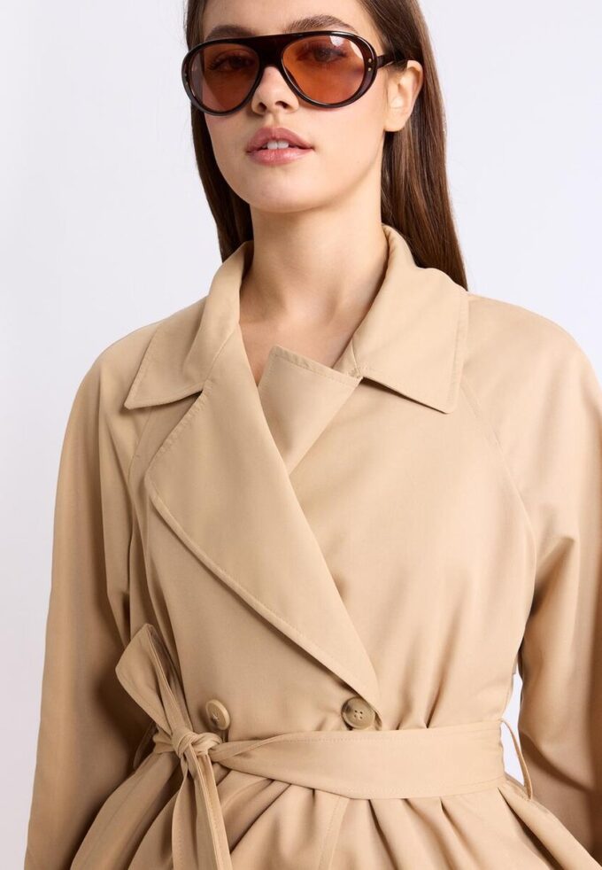 Kort, flödande trenchcoat med bälte