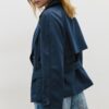Kort, flödande trenchcoat med bälte