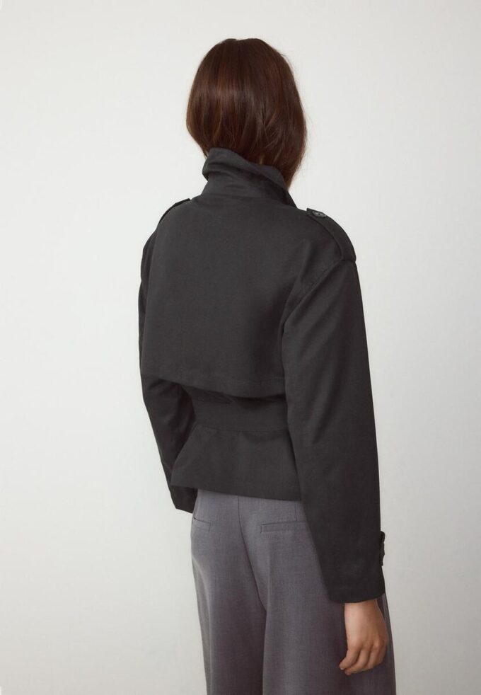 Kort, flödande trenchcoat med bälte Kort, flödande trenchcoat med bälte