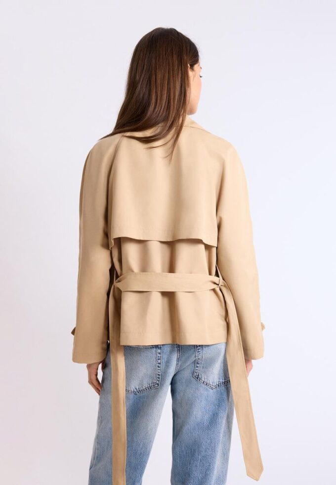 Kort, flödande trenchcoat med bälte