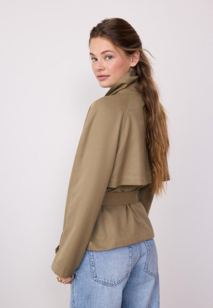 Kort, flödande trenchcoat med bälte