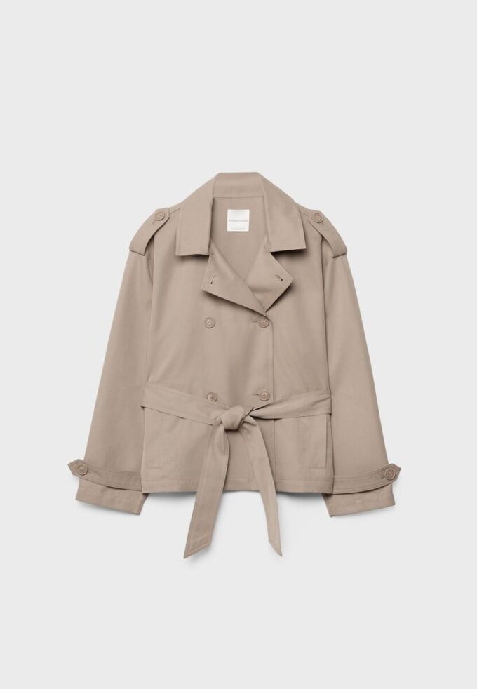 Kort, flödande trenchcoat med bälte