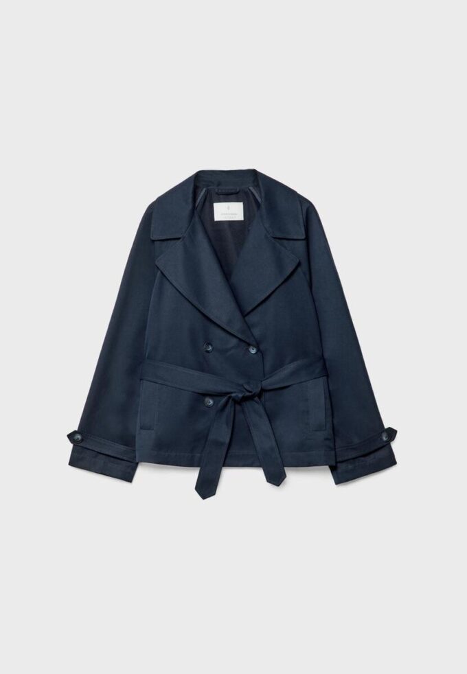 Kort, flödande trenchcoat med bälte