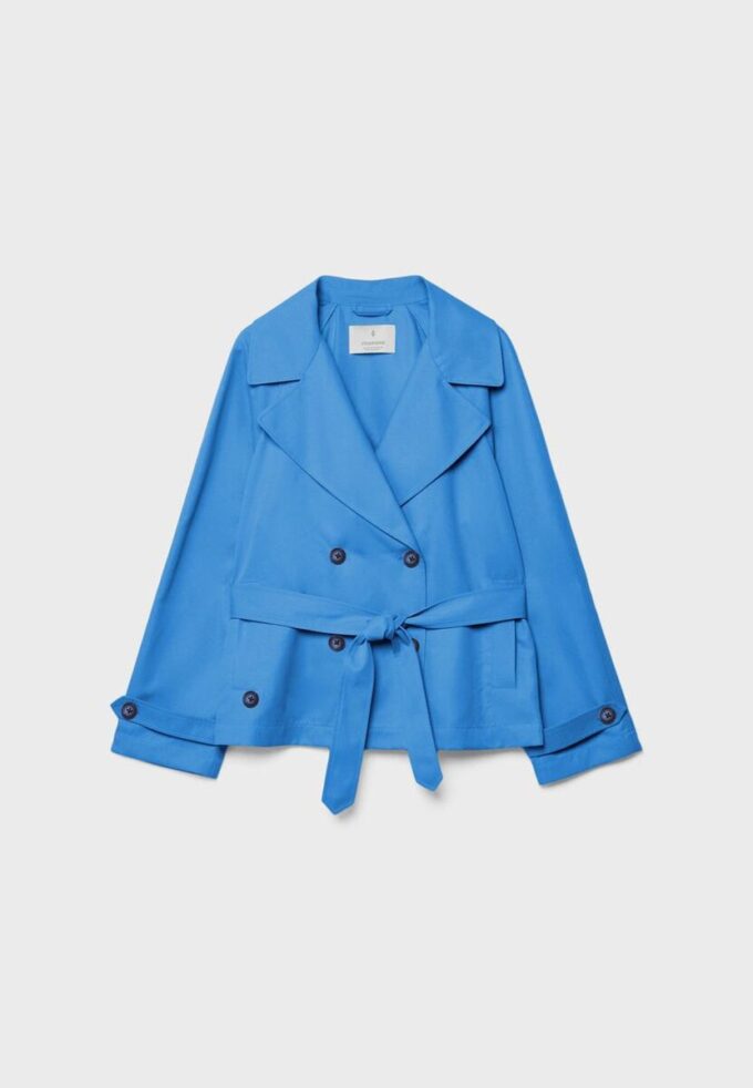Kort, flödande trenchcoat med bälte