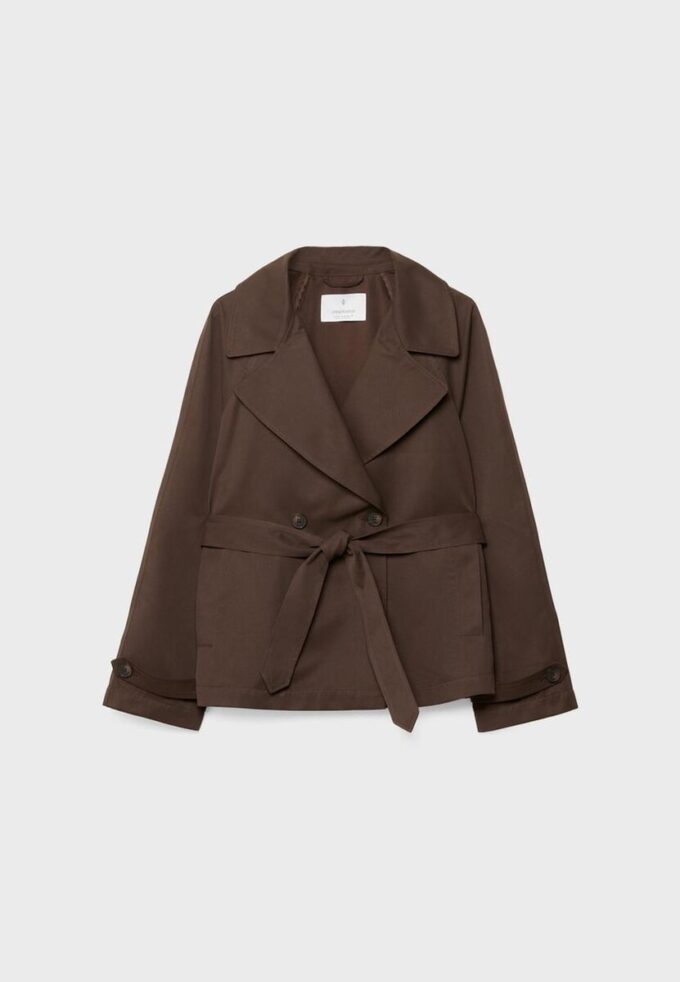 Kort, flödande trenchcoat med bälte