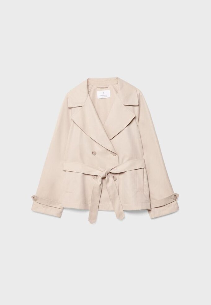 Kort, flödande trenchcoat med bälte