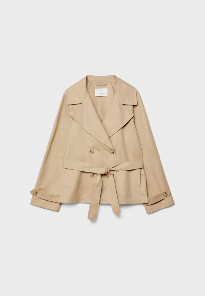 Kort, flödande trenchcoat med bälte