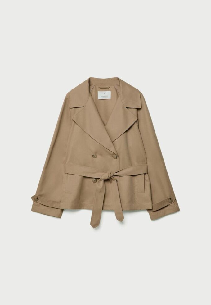 Kort, flödande trenchcoat med bälte