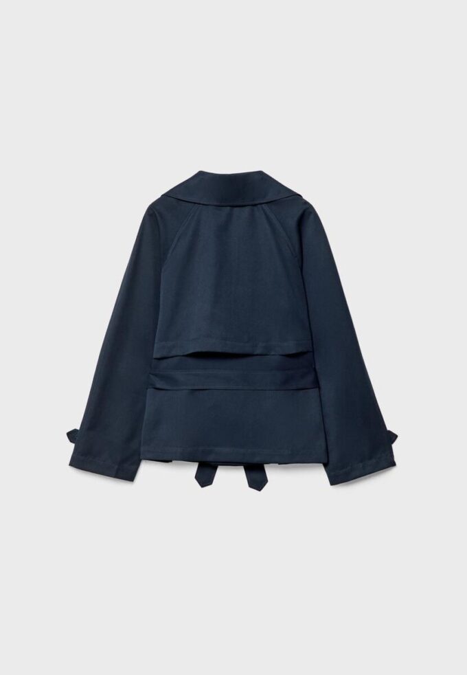 Kort, flödande trenchcoat med bälte
