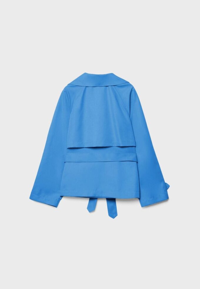 Kort, flödande trenchcoat med bälte