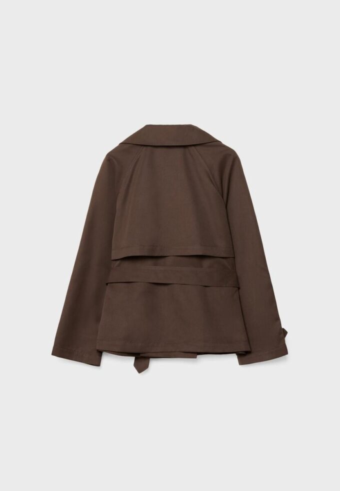 Kort, flödande trenchcoat med bälte