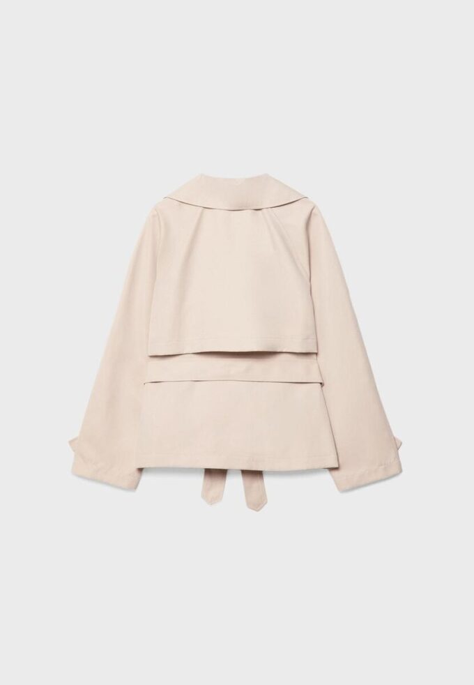 Kort, flödande trenchcoat med bälte