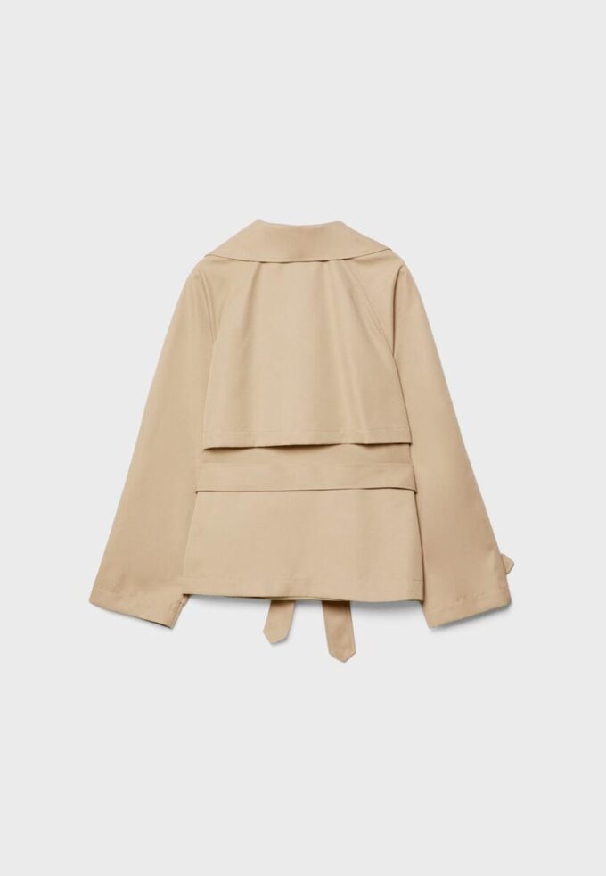 Kort, flödande trenchcoat med bälte